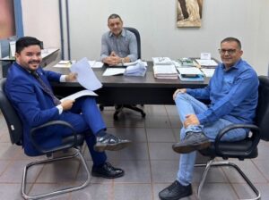 Inspetor Cabral em reunião com o Procurador Geral do Município, Alessandro Lemes. (Foto: Divulgação)