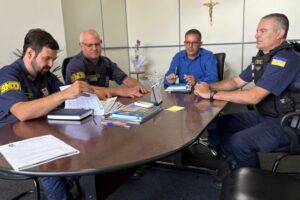 Inspetor Cabral (PSD) se reuniu com os representantes da GMD na sala da Presidência da Câmara Municipal (Foto: Rogério Vidmantas/CMD)