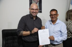 Inspetor Cabral entrou a solicitação ao secretário de Educação, Hélio Daher (Foto: Assessoria/CMD)